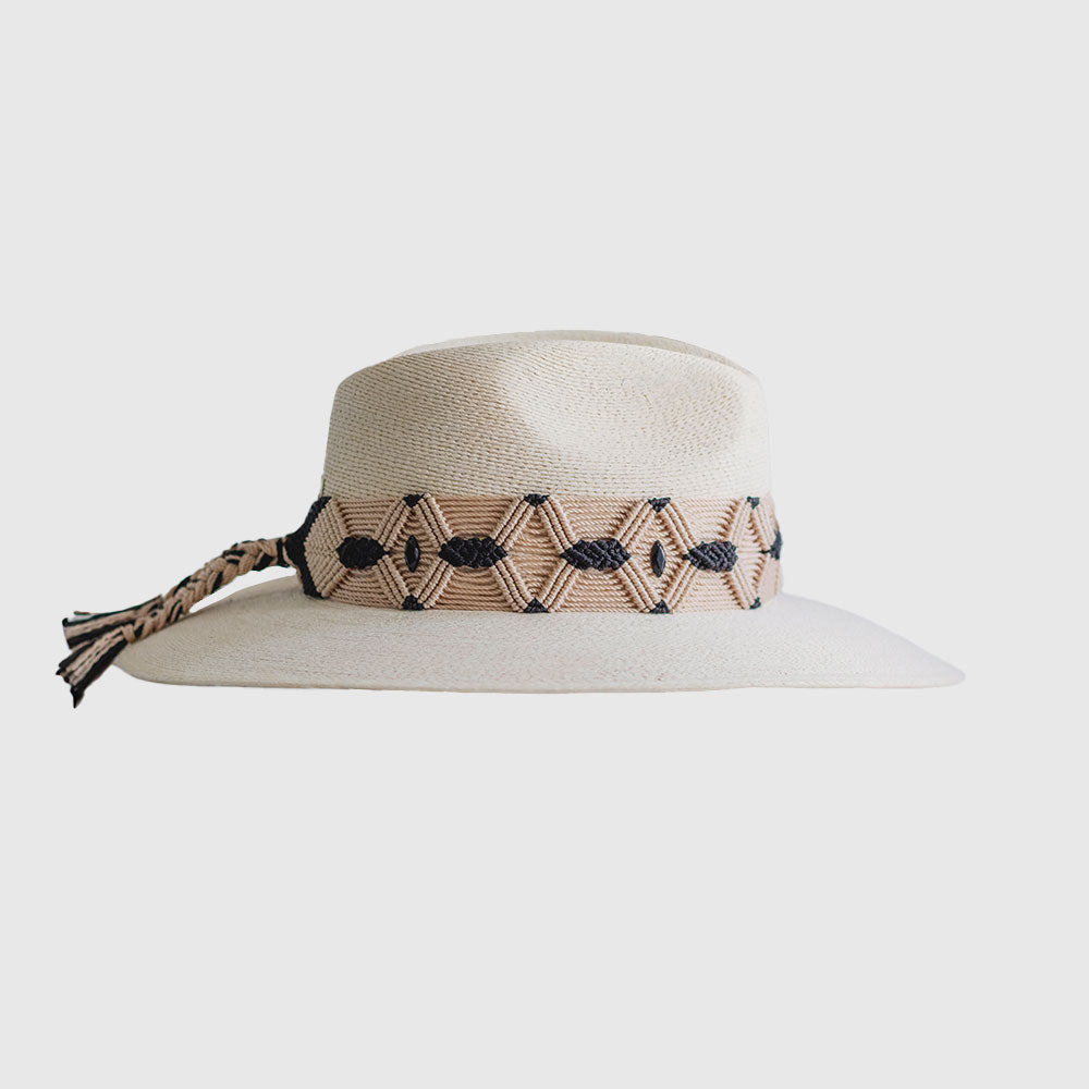 Hat with embroidered beige / black  and small details on the ribbon