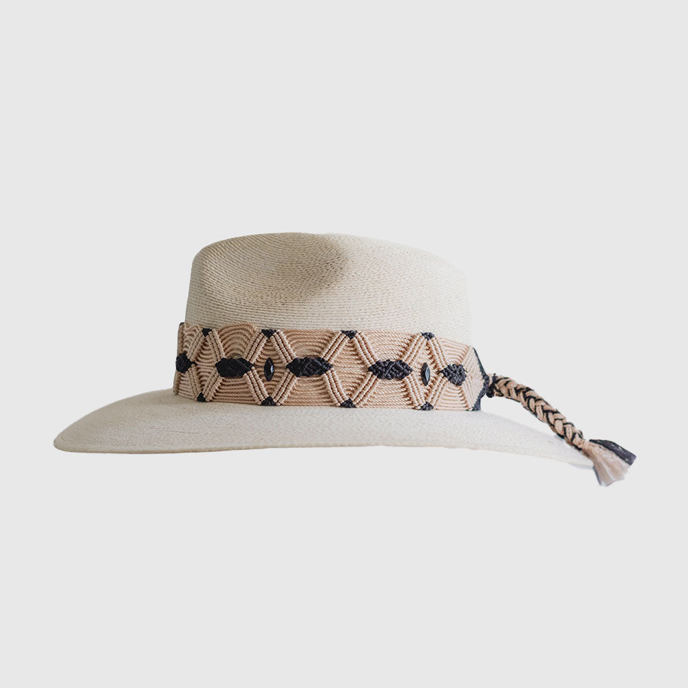 Hat with embroidered beige / black  and small details on the ribbon