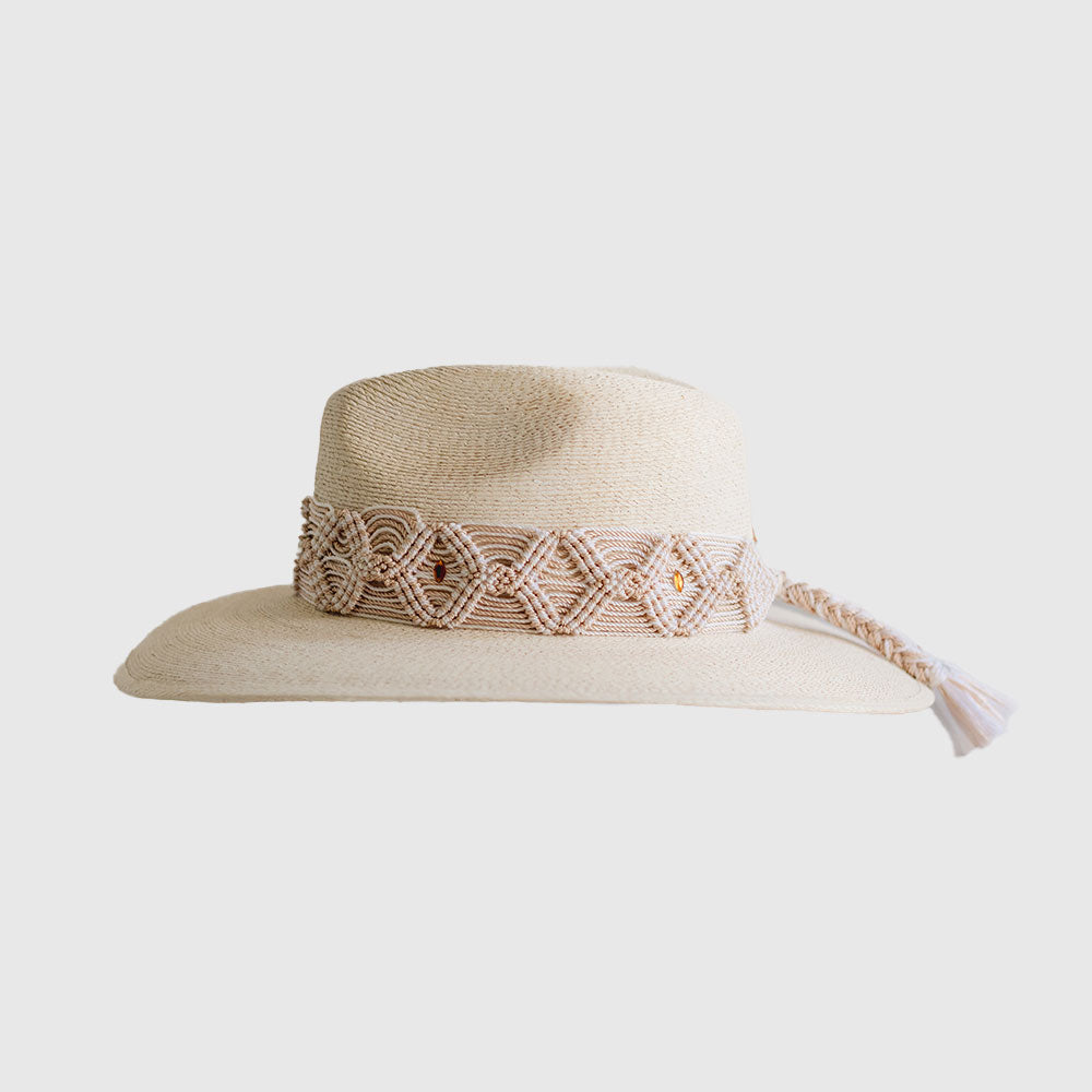 Hat with embroidered beige ribbon and small glitter details on the ribbon