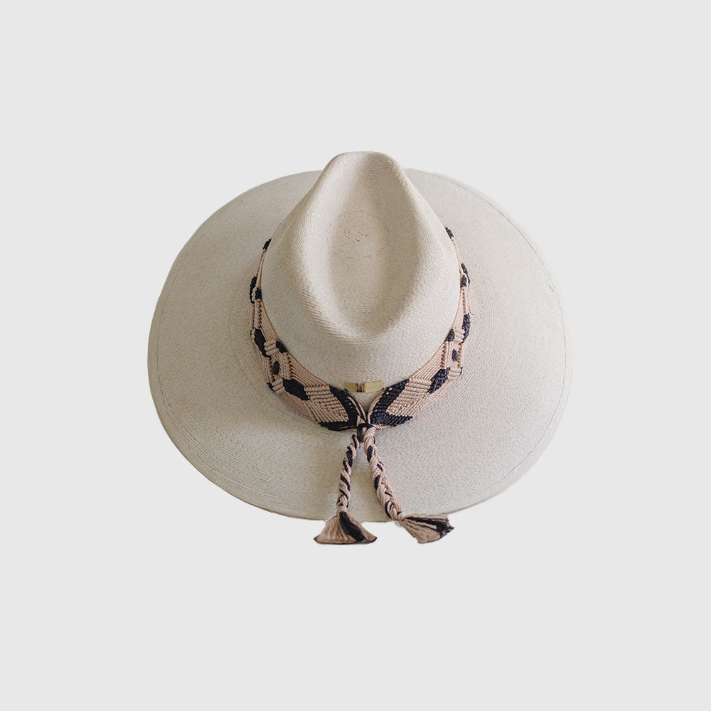 Hat with embroidered beige / black  and small details on the ribbon