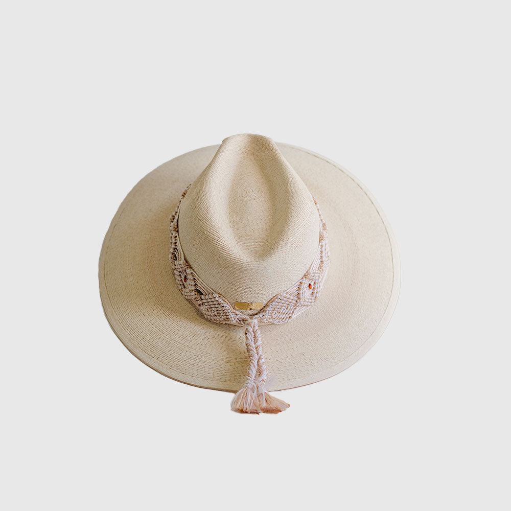 Hat with embroidered beige ribbon and small glitter details on the ribbon