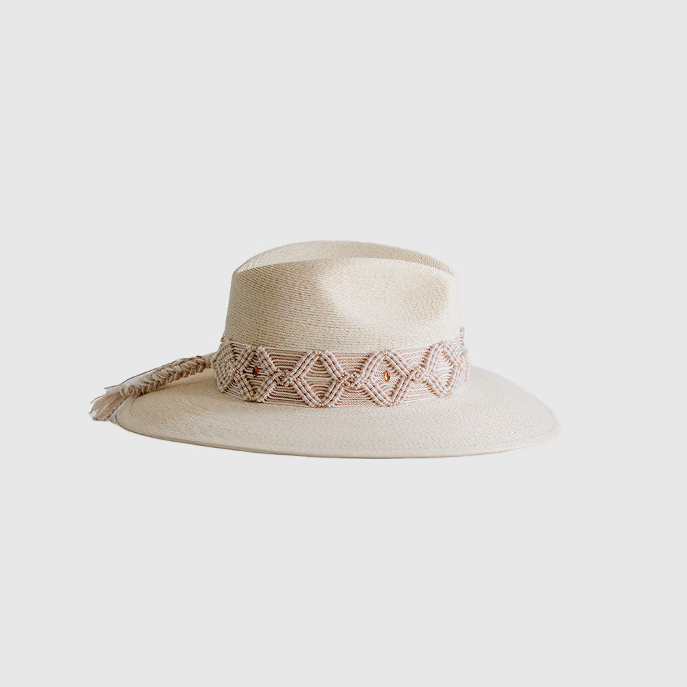 Hat with embroidered beige ribbon and small glitter details on the ribbon