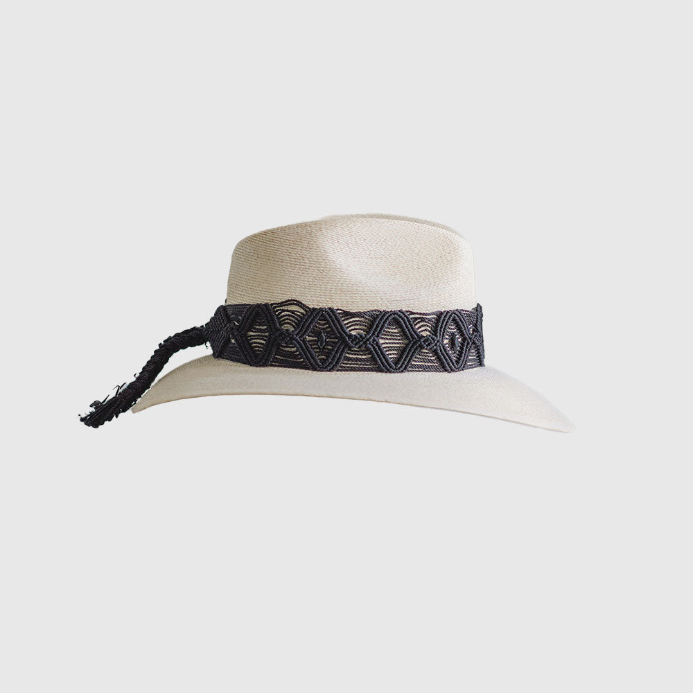 Hat with embroidered black ribbon and small details on the ribbon