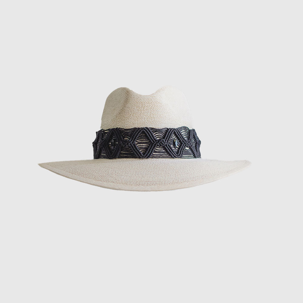 Hat with embroidered black ribbon and small details on the ribbon