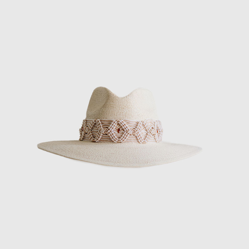 Hat with embroidered beige ribbon and small glitter details on the ribbon