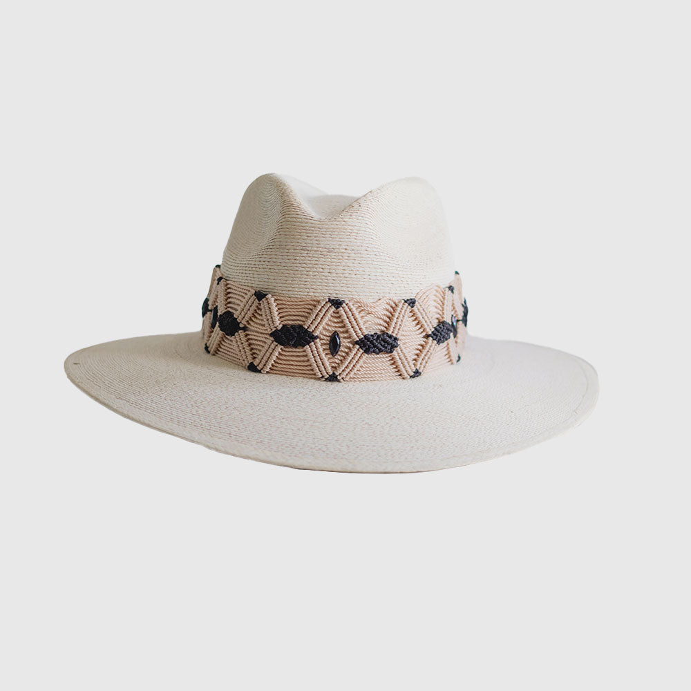 Hat with embroidered beige / black  and small details on the ribbon