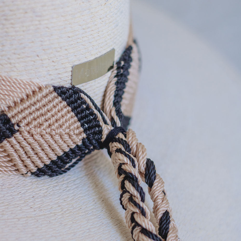 Hat with embroidered beige / black  and small details on the ribbon