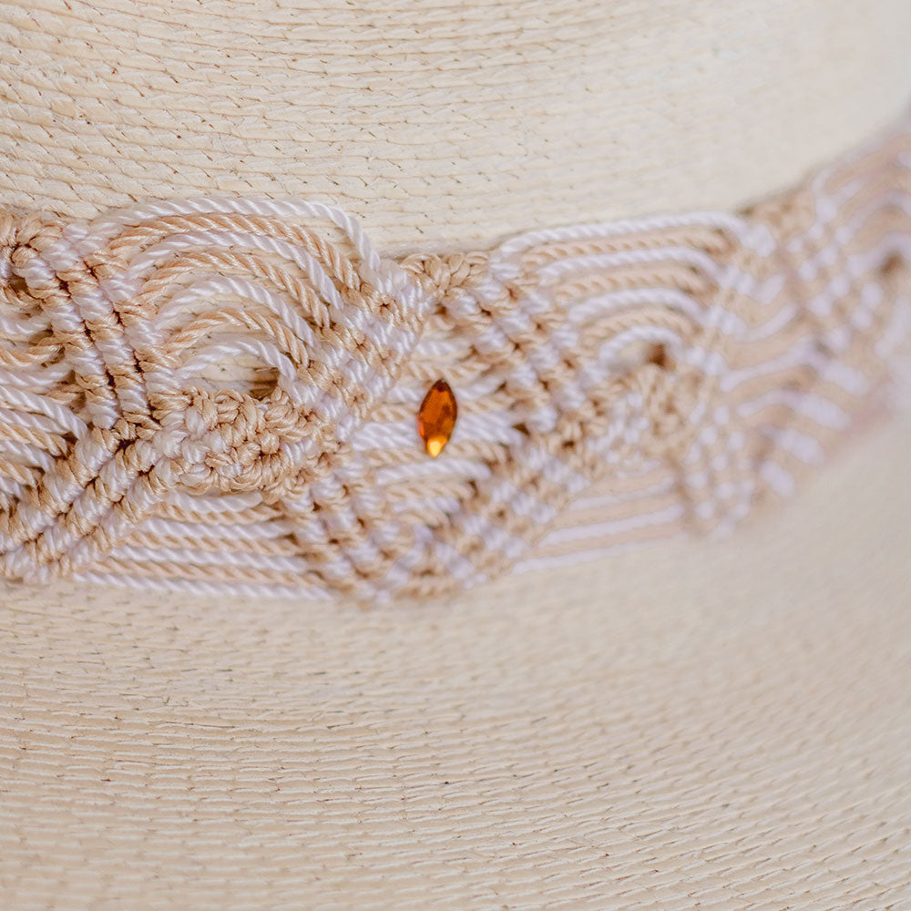 Hat with embroidered beige ribbon and small glitter details on the ribbon