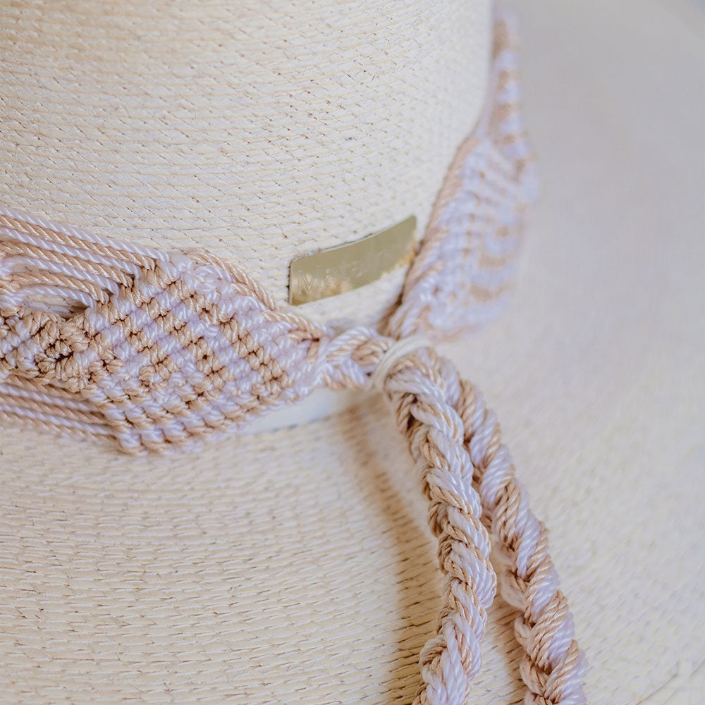 Hat with embroidered beige ribbon and small glitter details on the ribbon