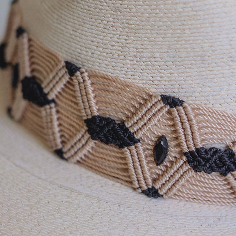 Hat with embroidered beige / black  and small details on the ribbon