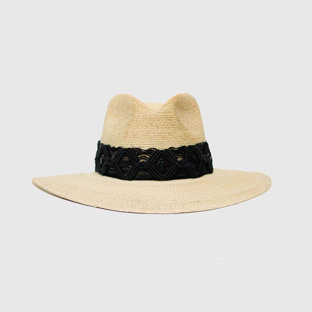 Hat with embroidered black ribbon and small details on the ribbon