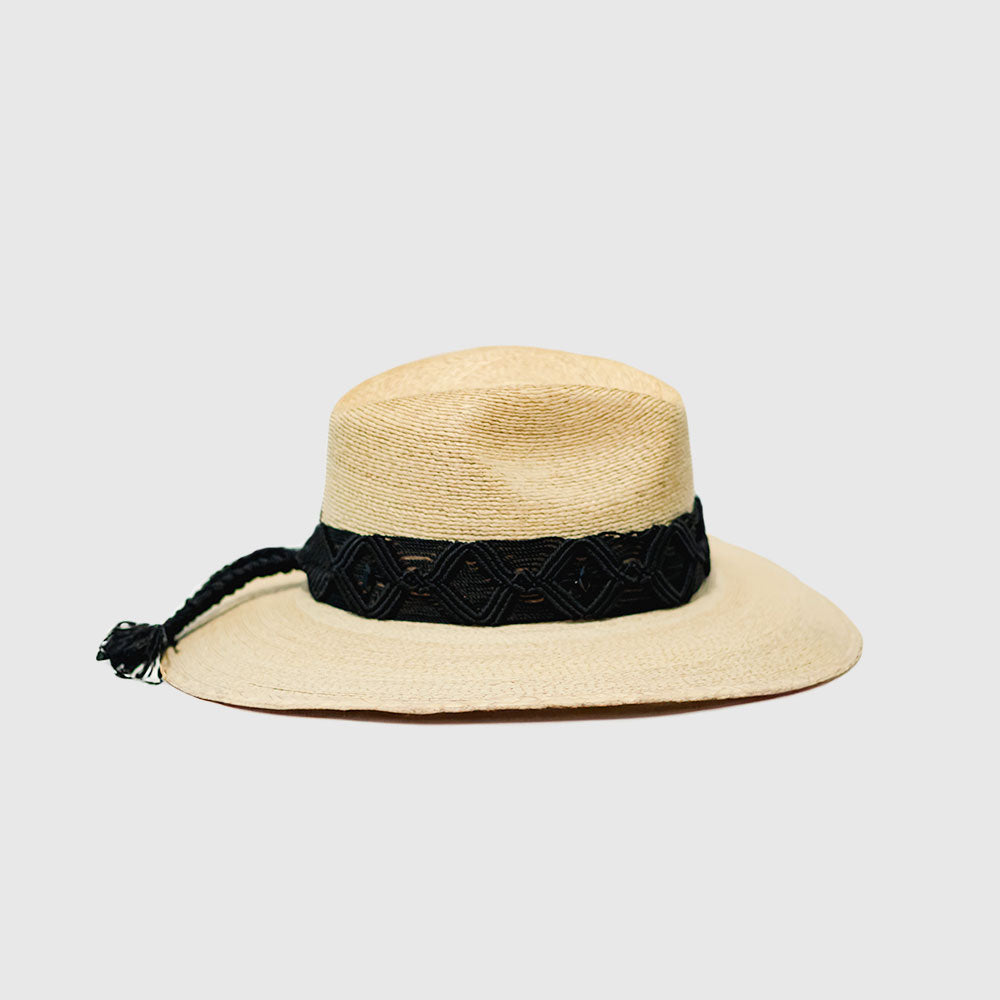 Hat with embroidered black ribbon and small details on the ribbon