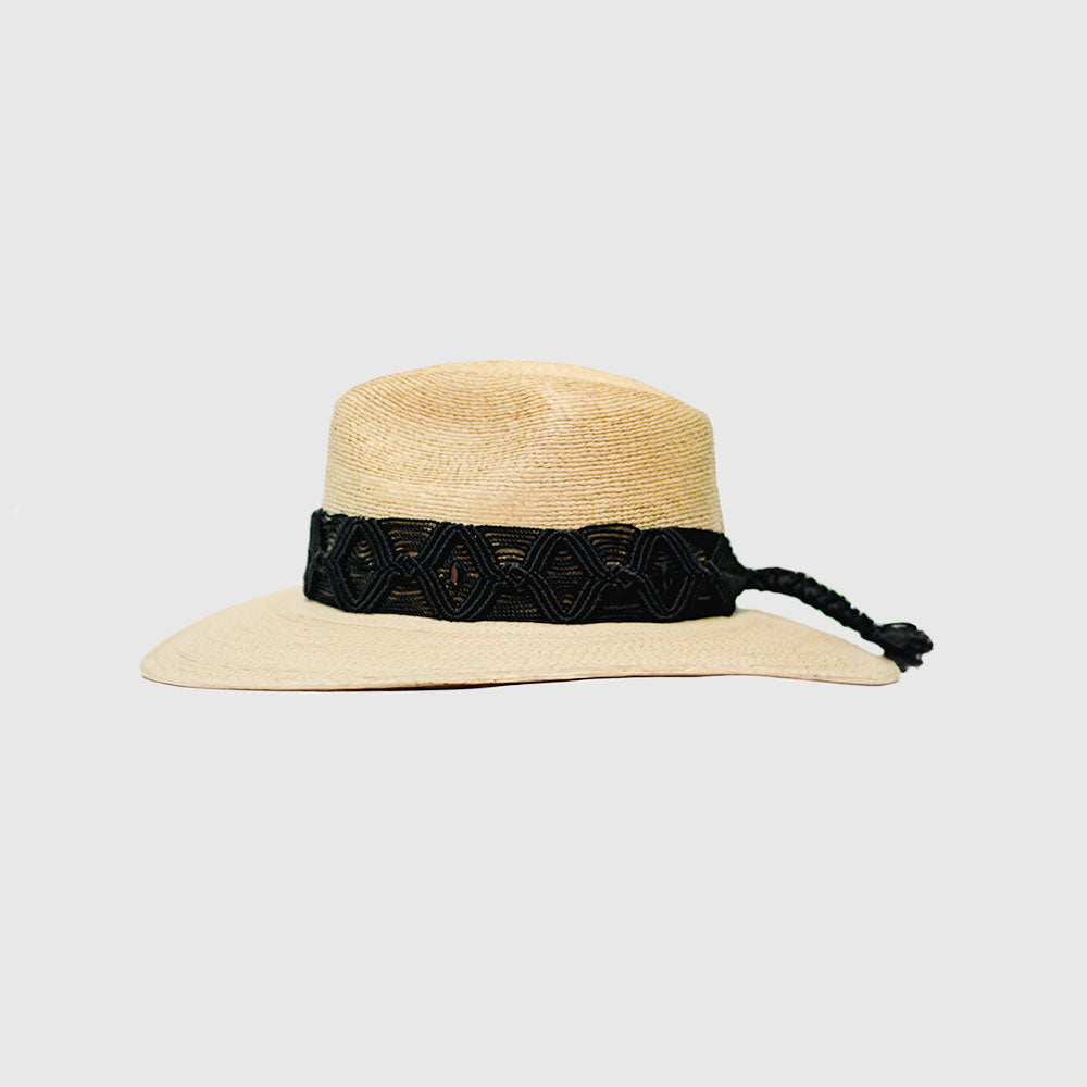 Hat with embroidered black ribbon and small details on the ribbon