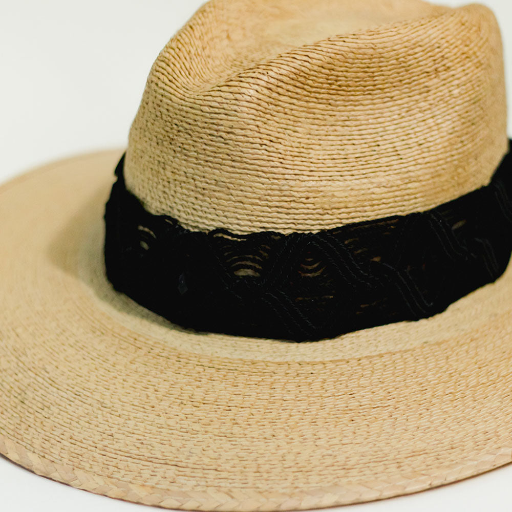 Hat with embroidered black ribbon and small details on the ribbon